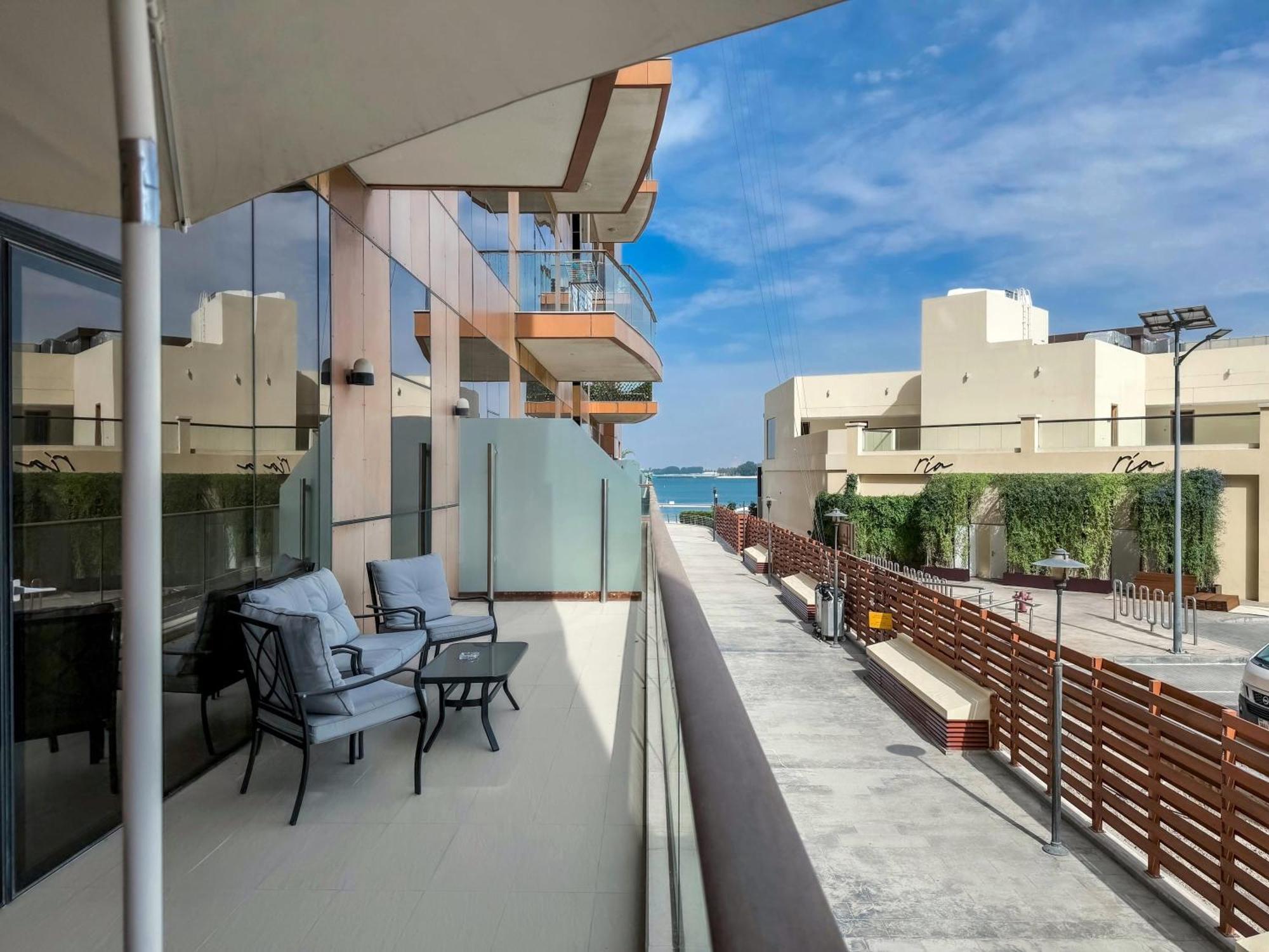 Modern Beachfront 1Br Apartment - Tiara Residence Dubái Exterior foto